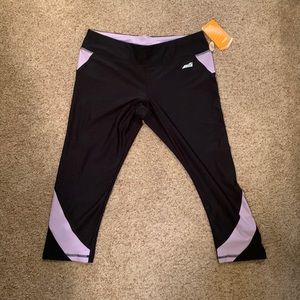Black/purple medium (8-10) AVIA capri